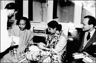 Swami Kriyananda reicht Guruji eine Schachtel mit Sigkeiten, die fr den Botschafter Binay R. Sen. Seen gedacht sind.
oben: neben Paramhansa Yogananda ist Mrs. Sen.