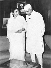 Srimati Rani Bhan und Pandit Jawaharlal Nehru. Panditji schaut auf eine Zeichnung zur Vision des Delhi-Projekts von Swami Kriyananda.