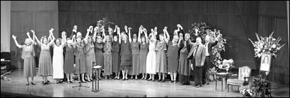 Ananda Singers in der gefllten Seattle Symphony Hall vor Swami Kriyanandas Vortrag.