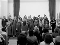 Swami Kriyananda mit den Singers.